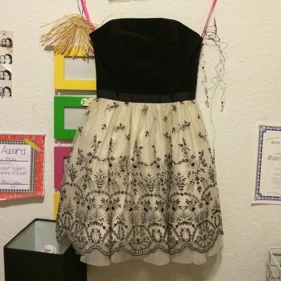 A dress - Picture 1 of 4