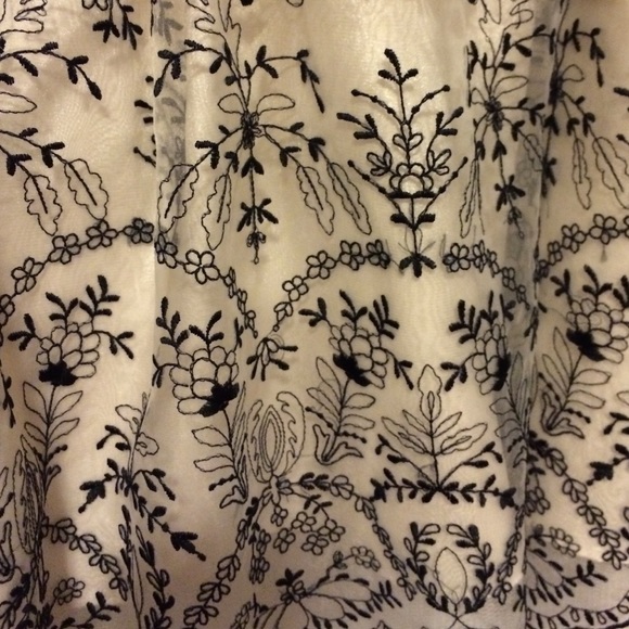 A dress - Picture 2 of 4