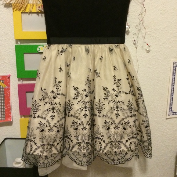 A dress - Picture 4 of 4