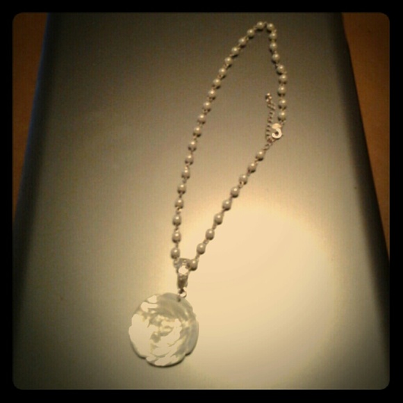 Premier jewlery mother of pearl flower necklace