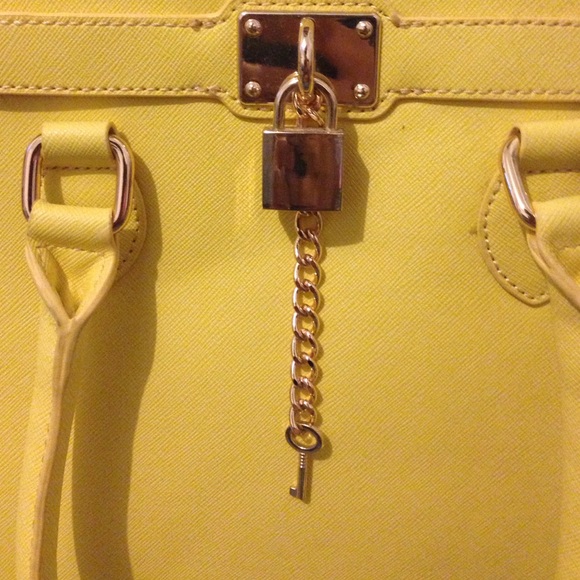 Yellow purse - Picture 3 of 4
