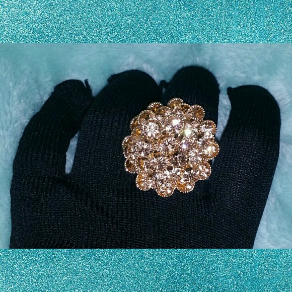 Jewelry - Women's Goldtone Fashion Stretch Ring