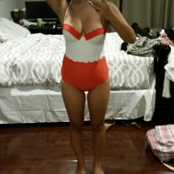 Topshop scallop  monobikini - Picture 2 of 3