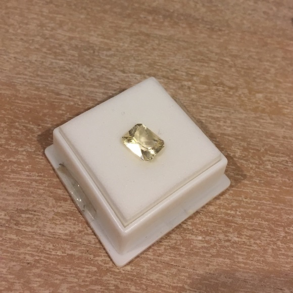 3.00CT yellow labradorite