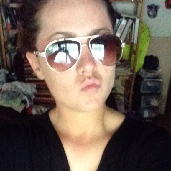 Meet your Posher, Gabrielle - Picture 1 of 1
