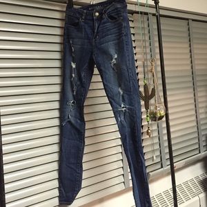 High waisted destructed American eagle skinny jean