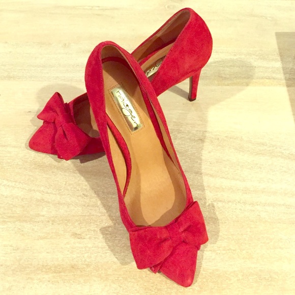 Red pumps with bows