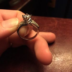 A beautiful sparkly diamond ring. 💍😍