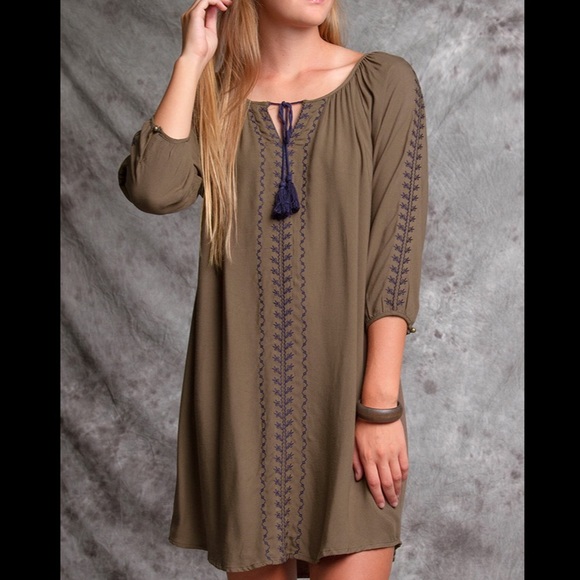 Dresses & Skirts - Knit dress with embroidering details