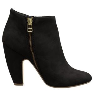 ❤️ Steve Madden Black Suede Booties ❤️