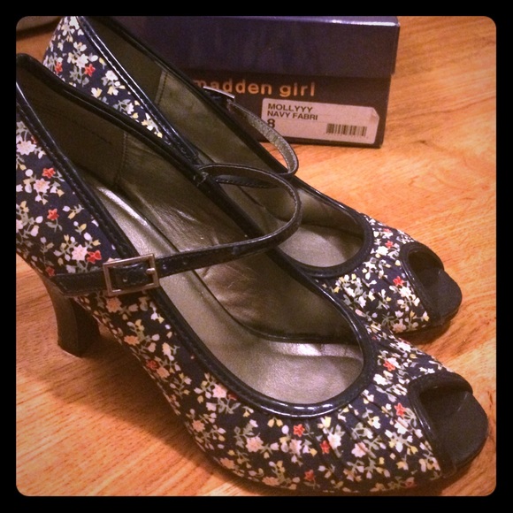 Madden Girl Mollyyy Navy floral heels! 👠