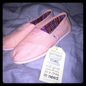 TOMS - size 7.