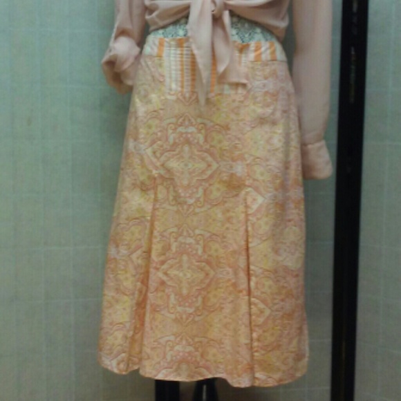 Vintage Express 🌷Adorable knee length skirt with paisleys!