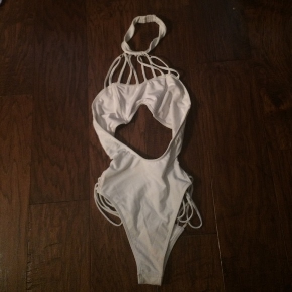✨SOLD✨Nasty gal Strappy Bikini Size M - Picture 3 of 4