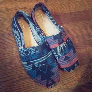 NWOT Aztec fur-lined Toms