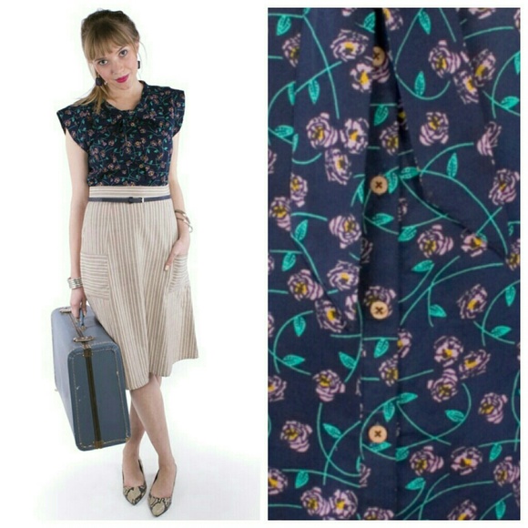 📘Mata Traders📘 Tied & True Top - Picture 3 of 4