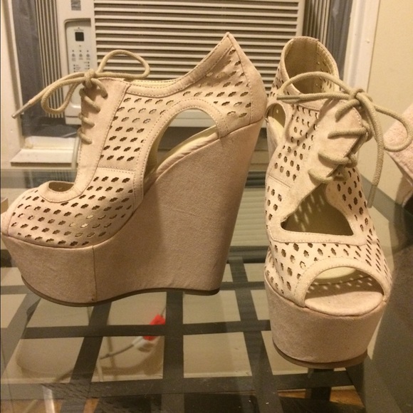 Liliana nude peep toe wedges