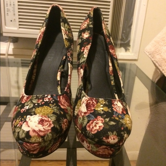 Forever 21 floral pumps