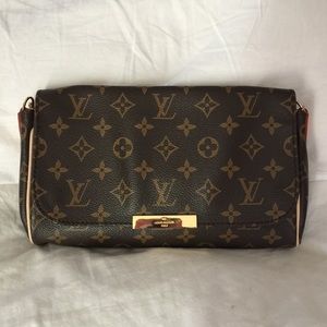 Monogram clutch 🌺