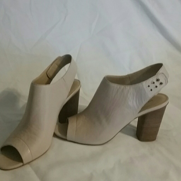Slip on nude with adjustable straps worn once
