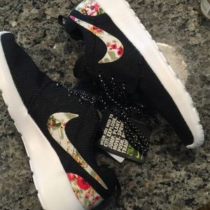 Black/floral Nike Roshe