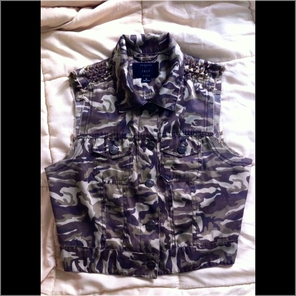 Camo vest with studded shoulders