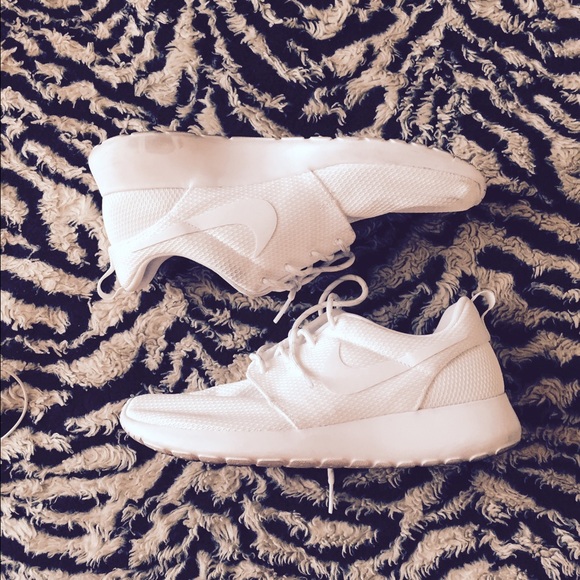 ALL WHITE ROSHE - Picture 2 of 2