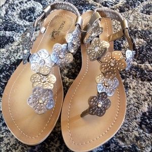 Cute flat sandals Size 8 1/2