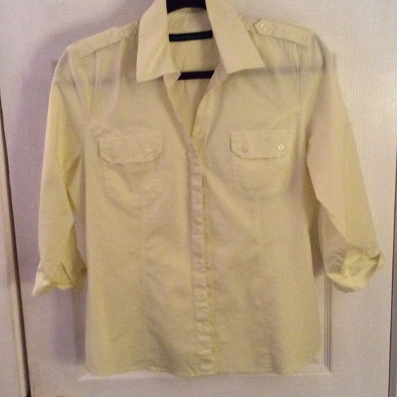 Celery green buttoned collared 3/4 sleeved shirt.