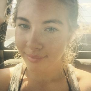 Meet your Posher, Caitlin