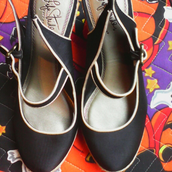 Life Stride black closed toe sling back wedges