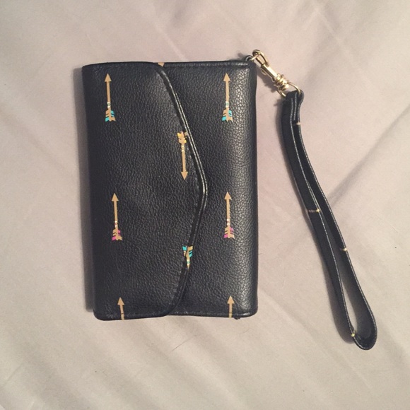 iPhone 5/5s Black Wristlet with Arrow Details