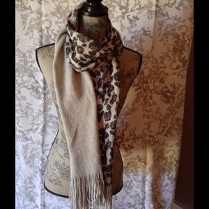 Chic leopard reversible scarf! C102 Tina's Closet