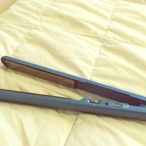 Like new 1' BaByliss pro flatiron. Light use.