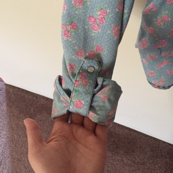 ✨BOGO✨Button up floral pattern blouse - Picture 3 of 3