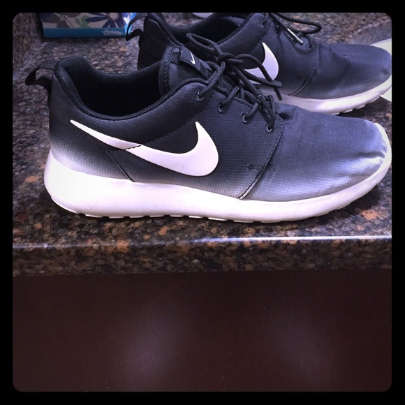 ⚠️ON HOLD⚠️Black and White Ombré Nike Roshe shoes