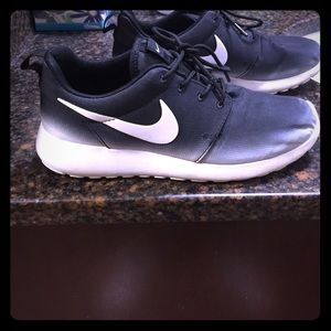 ⚠️ON HOLD⚠️Black and White Ombré Nike Roshe shoes
