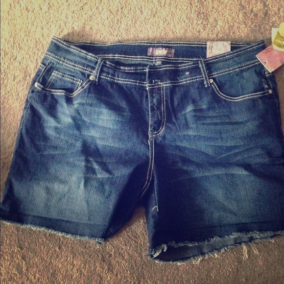 Jean shorts with pocket design