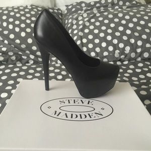 Steve Madden Black DejaVu Black Leather Pumps