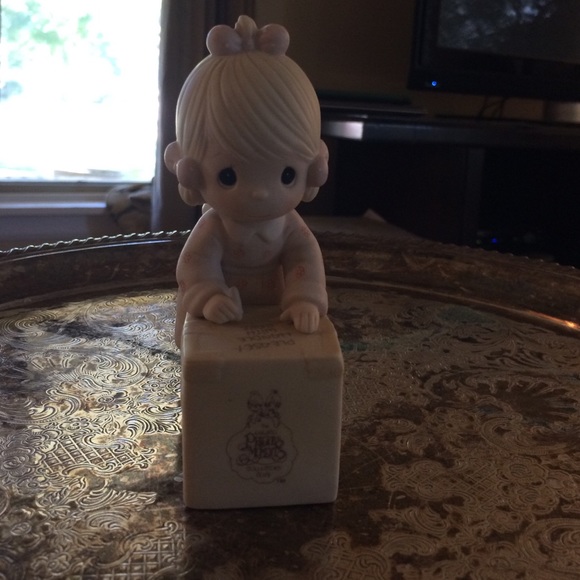 precious moments. "Sharing is universal" 1987