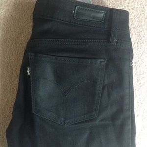 Levi's black Demi Curve skinny jeans.