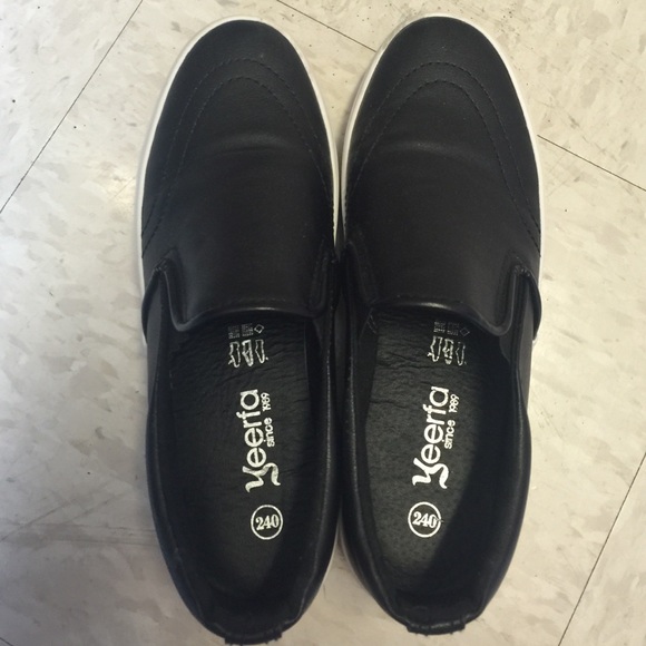 Black man-made leather slip on sneakers
