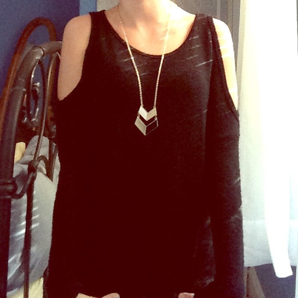 WILL DONATE BY SUNDAY... F21 CUTOUT SHIRT