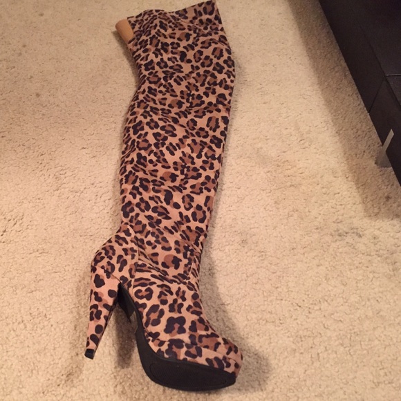 Over-the-knee Leopard boots