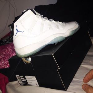 Columbia 11s SZ 5Y WHICH IS 7 WOMENS ON HOLD