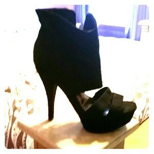 Final Mark Down ~ Vera Wang Heels
