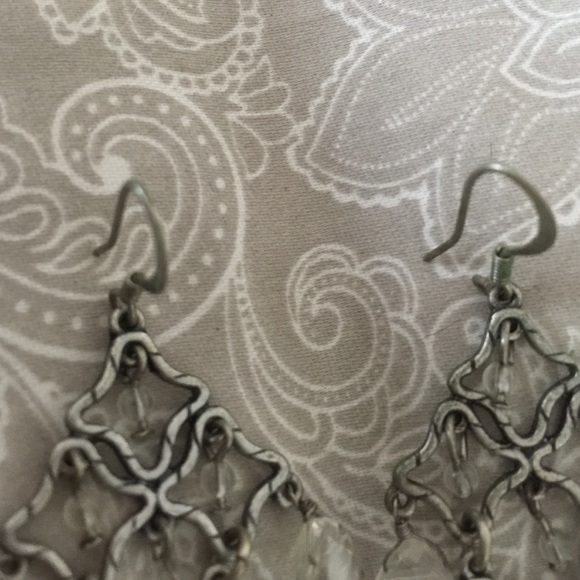 Adds an elegant touch to any outfit - Picture 2 of 3