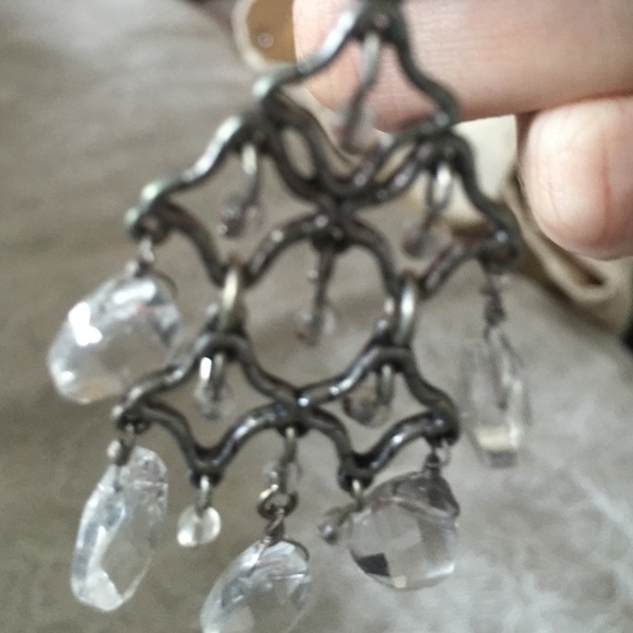 Adds an elegant touch to any outfit - Picture 3 of 3