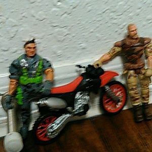 2 action figures with motorcycle
