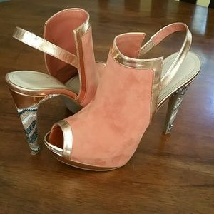 Jessica Simpson High Heel Shoes it fits a size 9